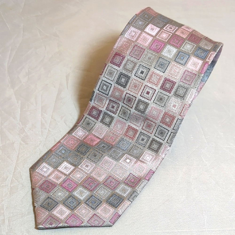 Vintage Kenneth Cole Reaction 100% Silk Pink and Gray Geometric Men's Neck Tie
